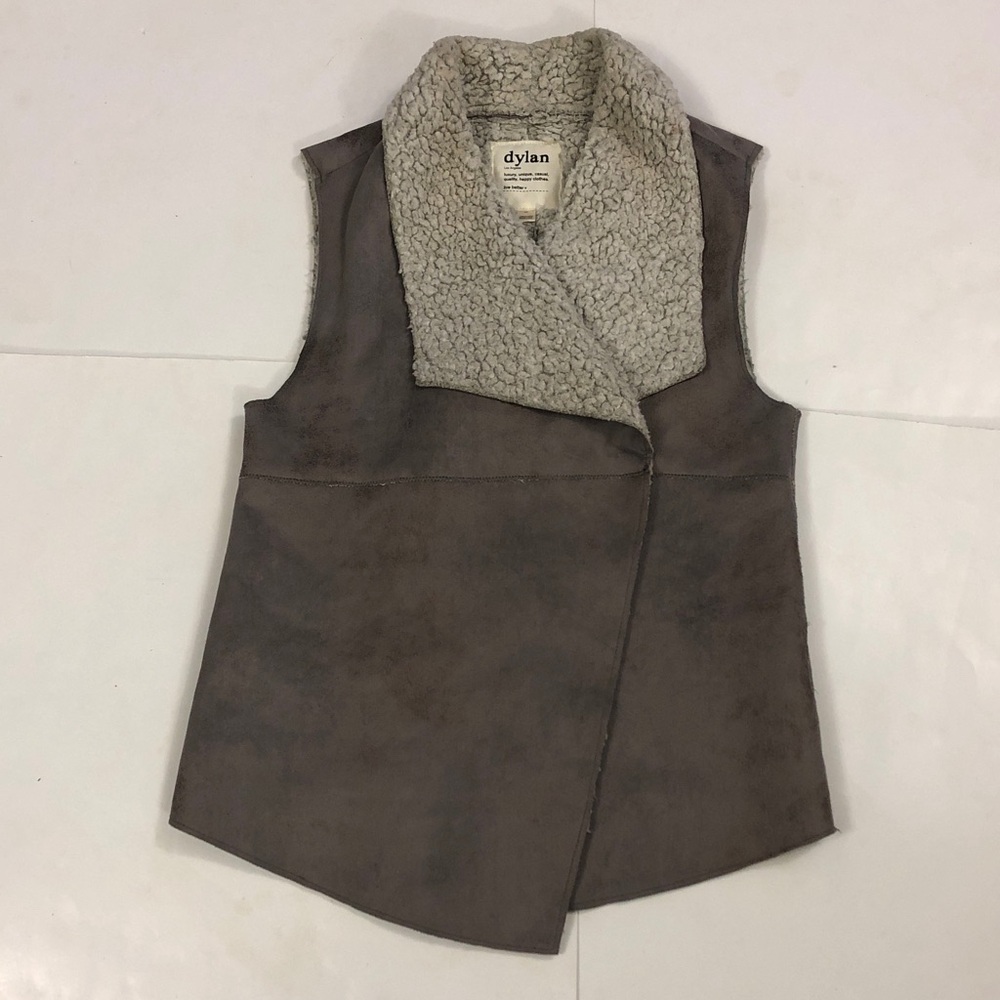 Dylan S Vest Frosty Tipped Grey Faux Shearling w snap button Excellent Condition